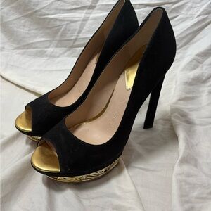 Femmes Sans Peur
Cora Black and Gold Peep Toe Heelsc